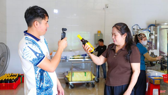 Tôi cũng rất vui khi con trai mình là Đặng Đình Minh lựa chọn tiếp nối nghề truyền thống của gia đình. Nếu thế hệ chúng tôi gây dựng thương hiệu bằng kinh nghiệm và sự bền bỉ thì lớp trẻ đang mang đến những cách làm mới, từ ứng dụng công nghệ đến quảng bá, bán hàng trên các nền tảng số.