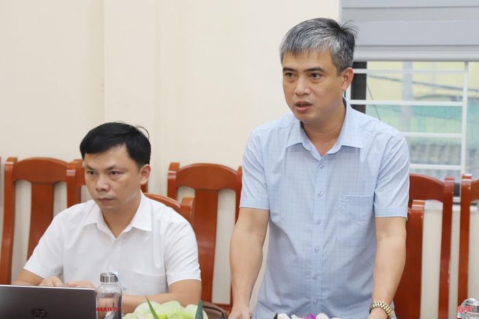 Đồng chí Trần Quỳnh Thao - Chủ tịch UBND xã Đan Hải báo cáo các nội dung liên quan tại buổi làm việc.