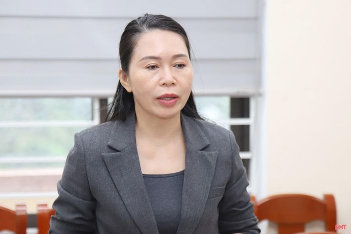 Đồng chí Đào Thị Anh Nga - Trưởng ban Văn hóa - Xã hội HĐND tỉnh trao đổi một số nội dung liên quan.