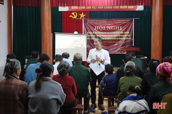 Ông Võ Văn Ninh - Trưởng phòng Nghiệp vụ Tôn giáo, Sở Nội vụ Hà Tĩnh tập huấn chuyên đề: Tảo hôn và hôn nhân cận huyết thống.