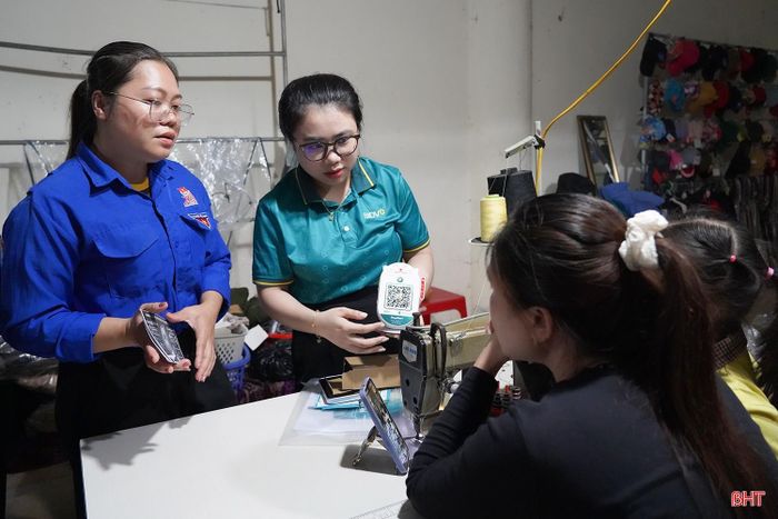 Trong khuôn khổ chương trình, các đội hình thanh niên chuyển đổi số trực tiếp hướng dẫn người dân cài đặt, sử dụng ứng dụng i-HaTinh, kích hoạt tài khoản thanh toán điện tử; triển khai mô hình “Chợ dân sinh thanh toán không dùng tiền mặt”. Qua đó, đã kích hoạt hơn 200 tài khoản i-HaTinh và tài khoản thanh toán điện tử, góp phần thúc đẩy việc sử dụng các tiện ích số trong cộng đồng.