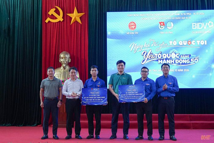 Dịp này, Ngân hàng TMCP BIDV Chi nhánh Hà Tĩnh trao biểu trưng hỗ trợ Ban Thường vụ Tỉnh đoàn triển khai các hoạt động chuyển đổi số và đợt cao điểm phổ cập kỹ năng số, gồm 3 bộ máy tính và 200 loa thông báo thông minh. Đồng thời, hỗ trợ tuổi trẻ xã Sơn Tây 1 bộ máy tính và 20 loa thông báo thông minh phục vụ thanh toán không dùng tiền mặt, với tổng giá trị 100 triệu đồng.
