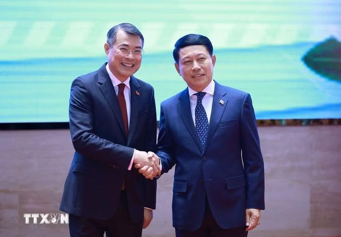 Thủ tướng Lê Minh Hưng và Thủ tướng Lào Saleumxay Kommasith đồng chủ trì Hội nghị Xúc tiến đầu tư Việt Nam-Lào. (Ảnh: Dương Giang/TTXVN)