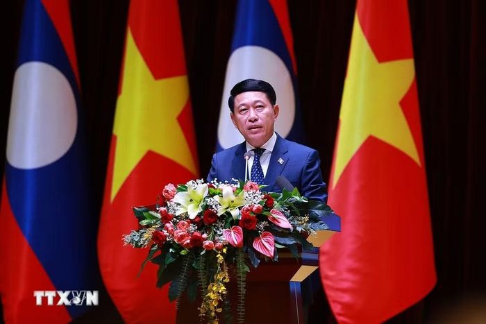 Thủ tướng Lào Saleumxay Kommasith phát biểu tại Hội nghị Xúc tiến đầu tư Việt Nam-Lào. (Ảnh: Dương Giang/TTXVN)