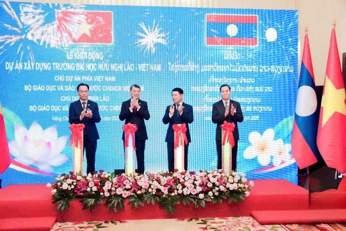 Lãnh đạo cấp cao hai nước Việt Nam - Lào cùng các đại biểu thực hiện nghi thức khởi động Dự án Trường Đại học Hữu nghị Lào - Việt Nam. (Ảnh: Bộ GD-ĐT)
