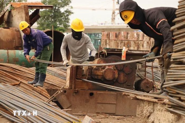 Thi công Dự án đầu tư xây dựng cầu Nguyễn Trãi và chỉnh trang đô thị phụ cận. (Ảnh: Hoàng Ngọc/TTXVN)