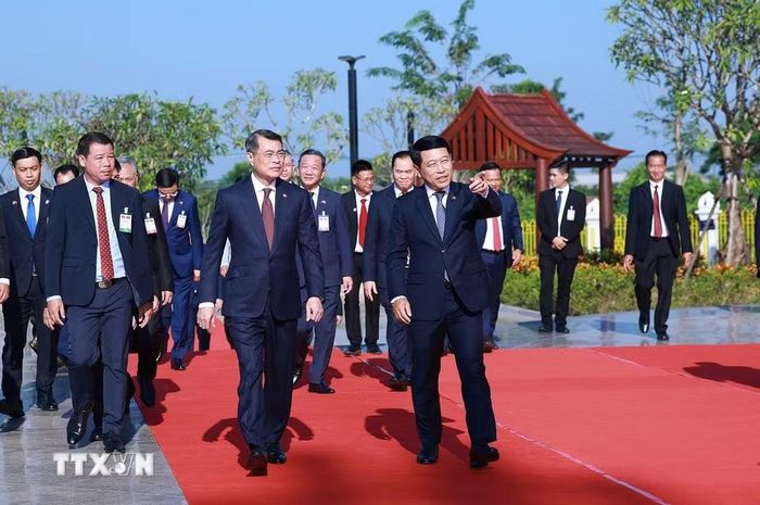 Thủ tướng Lê Minh Hưng và Thủ tướng Lào Saleumxay Kommasith dâng hoa tại Công viên Hữu nghị Lào-Việt Nam. (Ảnh: Dương Giang/TTXVN)