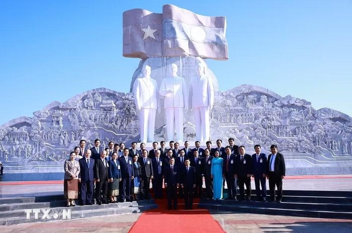 Thủ tướng Lê Minh Hưng và Thủ tướng Lào Saleumxay Kommasith và các đại biểu chụp ảnh lưu niệm tại Công viên Hữu nghị Lào-Việt Nam. (Ảnh: Dương Giang/TTXVN)