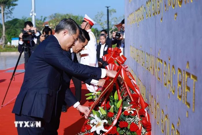 Thủ tướng Lê Minh Hưng và Thủ tướng Lào Saleumxay Kommasith dâng hoa tại Công viên Hữu nghị Lào-Việt Nam. (Ảnh: Dương Giang/TTXVN)