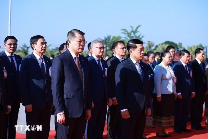Thủ tướng Lê Minh Hưng và Thủ tướng Lào Saleumxay Kommasith dâng hoa tại Công viên Hữu nghị Lào-Việt Nam. (Ảnh: Dương Giang/TTXVN)