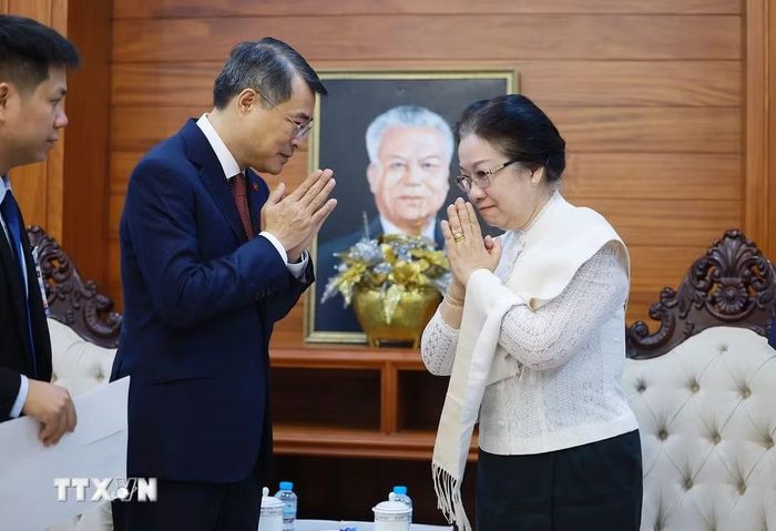 Thủ tướng Lê Minh Hưng thăm hỏi bà Viphavanh Phomvihane, Phu nhân cố Chủ tịch Quốc hội Lào Xaysomphone Phomvihane. (Ảnh: Dương Giang/TTXVN)