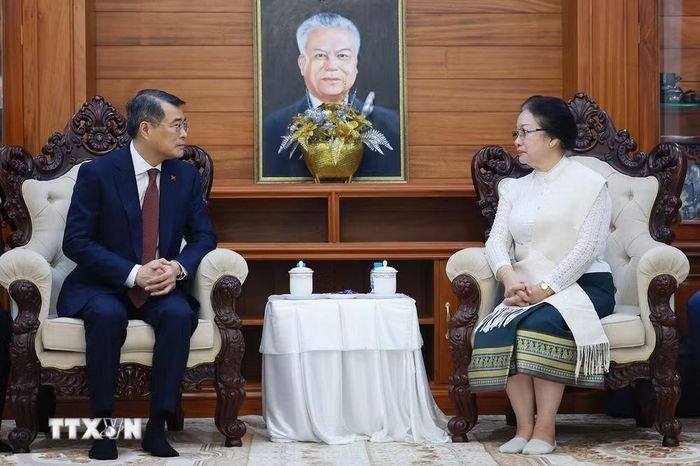 Thủ tướng Lê Minh Hưng thăm hỏi bà Viphavanh Phomvihane, Phu nhân cố Chủ tịch Quốc hội Lào Xaysomphone Phomvihane. (Ảnh: Dương Giang/TTXVN)