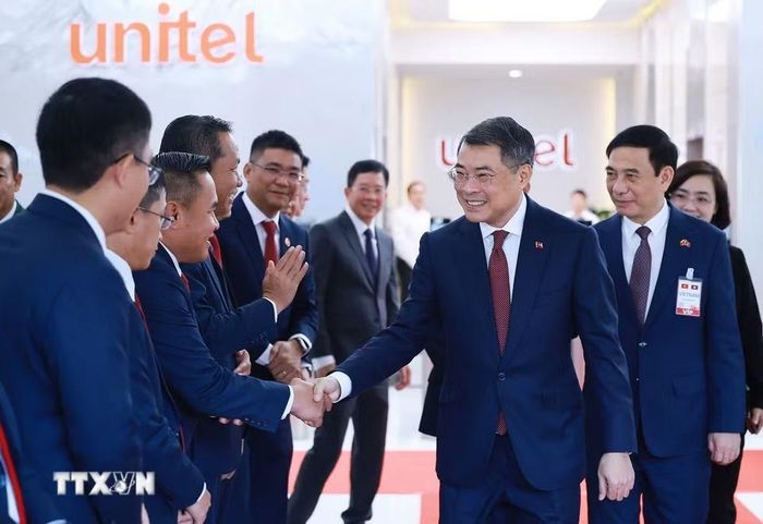 Thủ tướng Chính phủ Lê Minh Hưng với cán bộ, nhân viên Công ty Lao Star Telecom (Unitel). (Ảnh: Dương Giang/TTXVN)