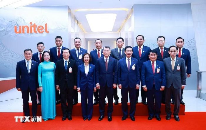 Thủ tướng Lê Minh Hưng với cán bộ, nhân viên Công ty Lao Star Telecom (Unitel). (Ảnh: Dương Giang/TTXVN)