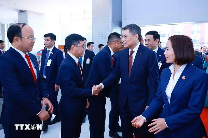 Thủ tướng Lê Minh Hưng với cán bộ, nhân viên Công ty Lao Star Telecom (Unitel). (Ảnh: Dương Giang/TTXVN)