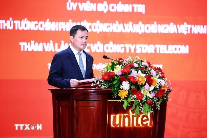 Chủ tịch kiêm Tổng Giám đốc Tập đoàn Công nghiệp-Viễn thông Quân đội Viettel (Bộ Quốc phòng Việt Nam) Tào Đức Thắng báo cáo tình hình kinh doanh của Công ty Lao Star Telecom (Unitel). (Ảnh: Dương Giang/TTXVN)