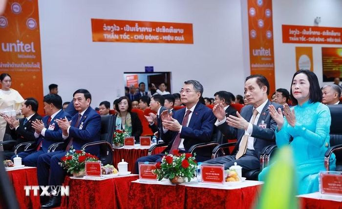 Thủ tướng Lê Minh Hưng thăm Công ty Lao Star Telecom (Unitel). (Ảnh: Dương Giang/TTXVN)