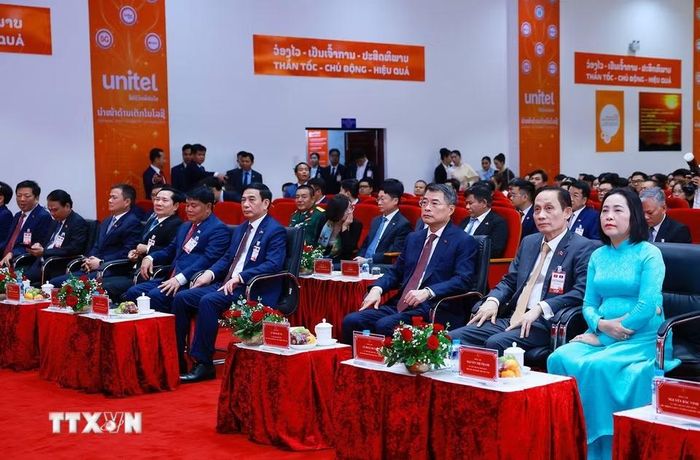 Thủ tướng Lê Minh Hưng thăm Công ty Lao Star Telecom (Unitel). (Ảnh: Dương Giang/TTXVN)