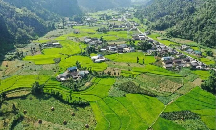 Phong cảnh Mèo Vạc trên cao nguyên đá Đồng Văn, nơi địa hình núi đá vôi chia cắt mạnh tạo nên không gian thiên nhiên hùng vĩ, đặc trưng vùng cao. (Ảnh: PV/Vietnam+)