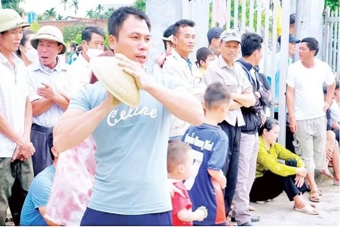 Trò chơi pháo đất tại xã Bắc Đông Hưng. (Ảnh: Báo Hưng Yên)