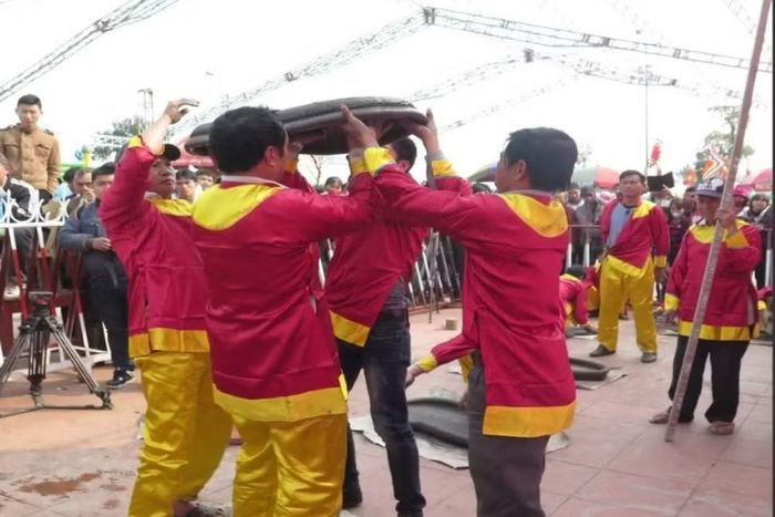 "Pháo thuyền" tại lễ hội Đền Trần, tỉnh Hưng Yên có sự khác biệt về cách chơi so với "pháo nồi" tại xã Bắc Đông Hưng. (Ảnh: Xuân Tiến/TTXVN)