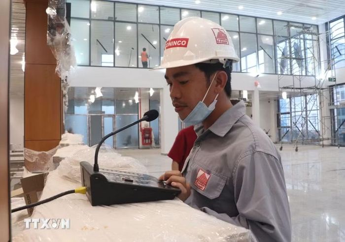 Công nhân đang kiểm tra lại hệ thống âm thanh tại nhà ga Cảng hàng không Cà Mau. (Ảnh: Tuấn Phi/TTXVN)