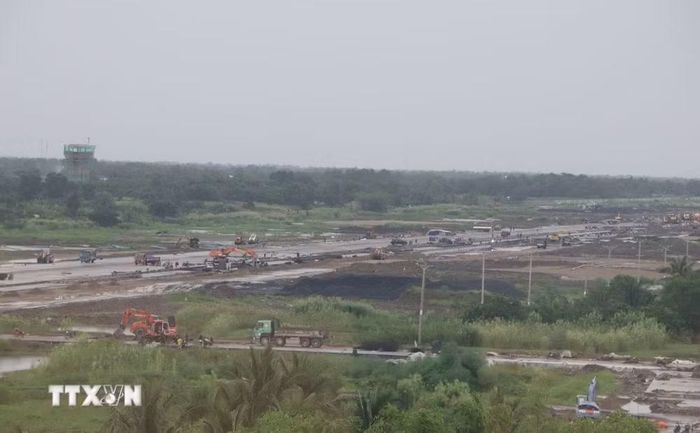Đường cất hạ cánh sân bay Cà Mau đang tập trung công nhân thi công hoàn thành trước ngày khai thác. (Ảnh: Tuấn Phi/TTXVN)