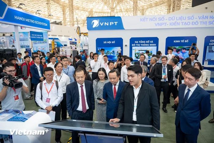 Lãnh đạo Bộ Khoa học và Công nghệ tham quan các gian hàng tại sự kiện. (Ảnh: Minh Sơn/Vietnam+)