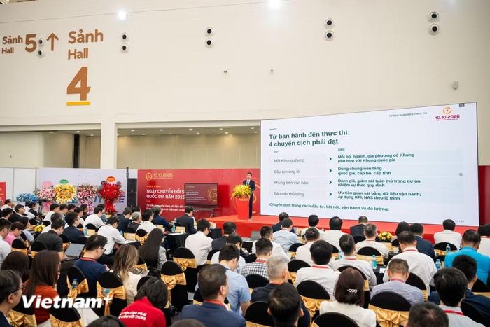 Các đại biểu có bài tham luận tại Chương trình. (Ảnh: Minh Sơn/Vietnam+)