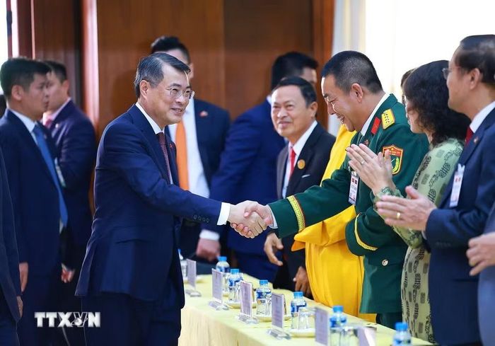 Thủ tướng Lê Minh Hưng với cán bộ, nhân viên Đại sứ quán và cộng đồng người Việt Nam tại Lào. (Ảnh: Dương Giang/TTXVN)