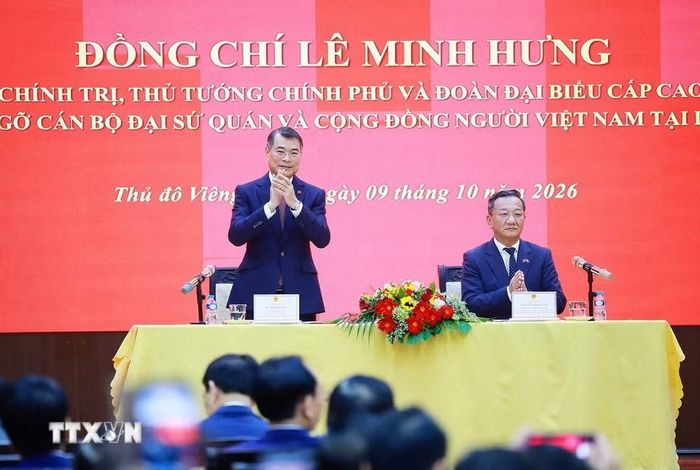 Thủ tướng Lê Minh Hưng gặp gỡ cán bộ, nhân viên Đại sứ quán và cộng đồng người Việt Nam tại Lào. (Ảnh: Dương Giang/TTXVN)
