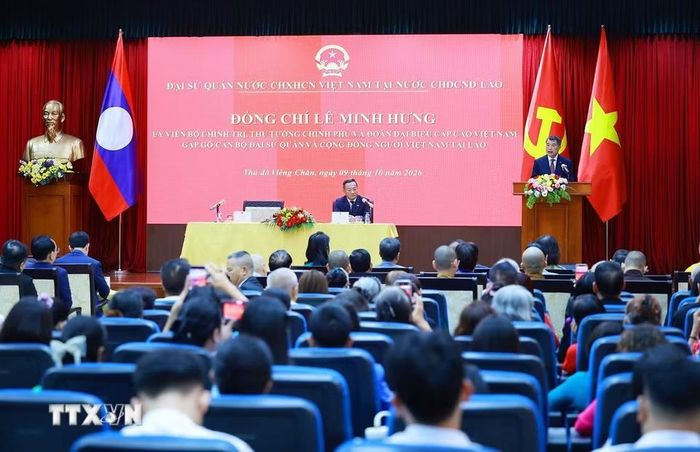 Thủ tướng Lê Minh Hưng phát biểu tại buổi gặp cán bộ, nhân viên Đại sứ quán và cộng đồng người Việt Nam tại Lào. (Ảnh: Dương Giang/TTXVN)