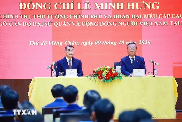 Thủ tướng Lê Minh Hưng gặp gỡ cán bộ, nhân viên Đại sứ quán và cộng đồng người Việt Nam tại Lào. (Ảnh: Dương Giang/TTXVN)