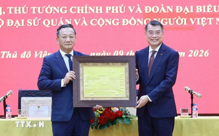 Thủ tướng Lê Minh Hưng tặng quà lưu niệm cho Đại sứ quán Việt Nam tại Lào. (Ảnh: Dương Giang/TTXVN)