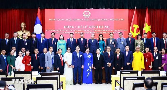 Thủ tướng Lê Minh Hưng với cán bộ, nhân viên Đại sứ quán và cộng đồng người Việt Nam tại Lào. (Ảnh: Dương Giang/TTXVN)