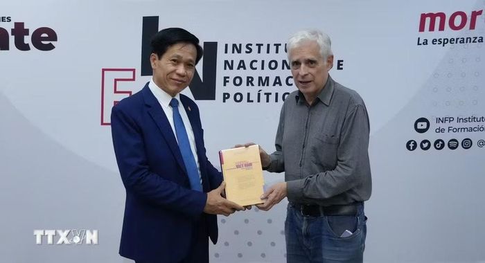 Phó Giám đốc Học viện Chính trị quốc gia Hồ Chí Minh Hoàng Phúc Lâm tặng cuốn sách “Khát vọng Việt Nam hùng cường trong kỷ nguyên mới’’ cho lãnh đạo Viện đào tạo cán bộ đảng Morena cầm quyền. (Ảnh: Phi Hùng/TTXVN)