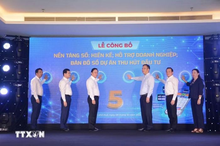 Nghi thức nhấn nút công bố và khai thác 3 nền tảng mới. (Ảnh: Văn Dũng/TTXVN)