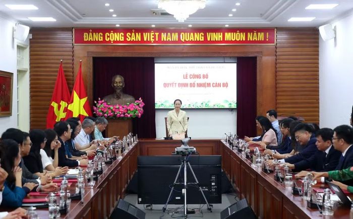 Bộ trưởng Bộ Văn hóa, Thể thao và Du lịch Lâm Thị Phương Thanh chủ trì lễ công bố. (Ảnh: Trần Huấn)