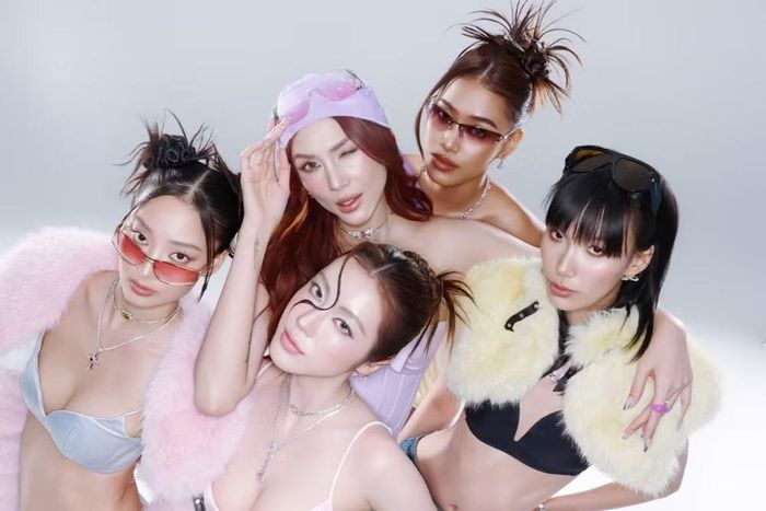 đội Võ Hoàng Yến hướng đến tinh thần Y2K Pop Fashion với màu sắc rực rỡ, phụ kiện cá tính. (Ảnh: BTC)