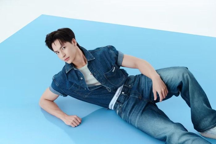 Đội H’Hen Niê lại chọn Sporty Denim, kết hợp sắc xanh và trắng trong những bộ trang phục khỏe khoắn, năng động. (Ảnh: BTC)