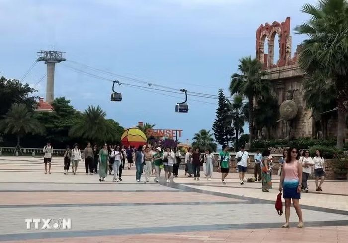 Khách du lịch tham quan, trải nghiệm cáp treo Hòn Thơm, Phú Quốc. (Ảnh: Lê Huy Hải/TTXVN)