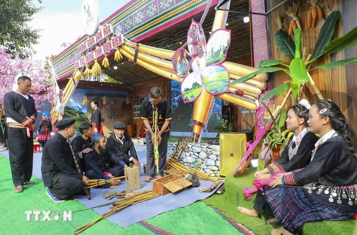 Không gian văn hóa dân tộc Mông rực rỡ sắc màu tại Ngày hội Văn hóa dân tộc Mông lần thứ 4 năm 2026. (Ảnh: Xuân Tư/TTXVN)