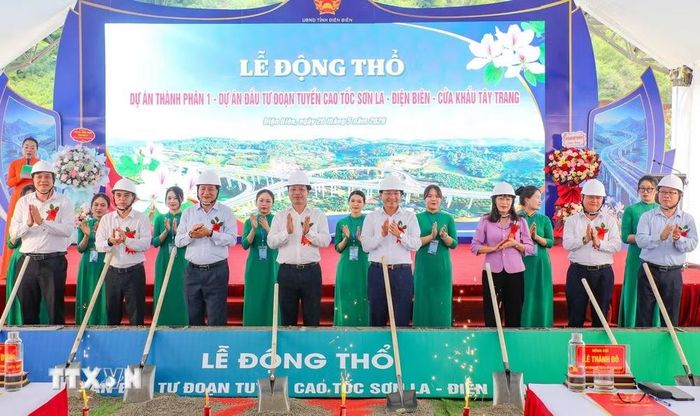 Đại biểu thực hiện nghi thức động thổ Dự án cao tốc Sơn La-Điện Biên-Cửa khẩu Tây Trang. (Ảnh: Xuân Tư/TTXVN)