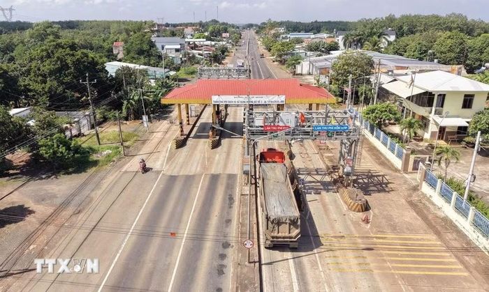 Trạm thu phí số 2 trên Quốc lộ 14, đoạn qua xã Đồng Tâm, thành phố Đồng Nai, có mức phí từ 40.000 đồng/lượt đối với xe dưới 12 chỗ ngồi đến 196.000 đồng/lượt đối với xe tải từ 18 tấn trở lên và xe chở hàng bằng container 40 feet. (Ảnh: Đậu Tất Thành/TTXVN)