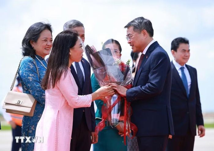 Đại biểu Việt Nam đón Thủ tướng Lê Minh Hưng tại sân bay quốc tế Techo, Phnom Penh. (Ảnh: Dương Giang/TTXVN)