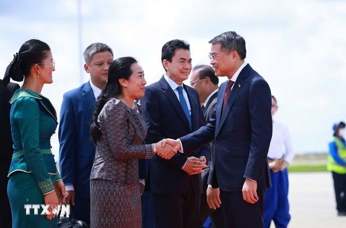 Đại biểu đón Thủ tướng Lê Minh Hưng tại sân bay quốc tế Techo, Phnom Penh. (Ảnh: Dương Giang/TTXVN)