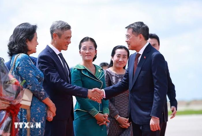 Đại biểu Việt Nam đón Thủ tướng Lê Minh Hưng tại sân bay quốc tế Techo, Phnom Penh. (Ảnh: Dương Giang/TTXVN)