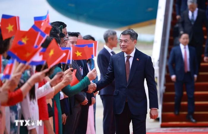 Thủ tướng Lê Minh Hưng đến Phnom Penh bắt đầu thăm chính thức Vương quốc Campuchia. (Ảnh: Dương Giang/TTXVN)