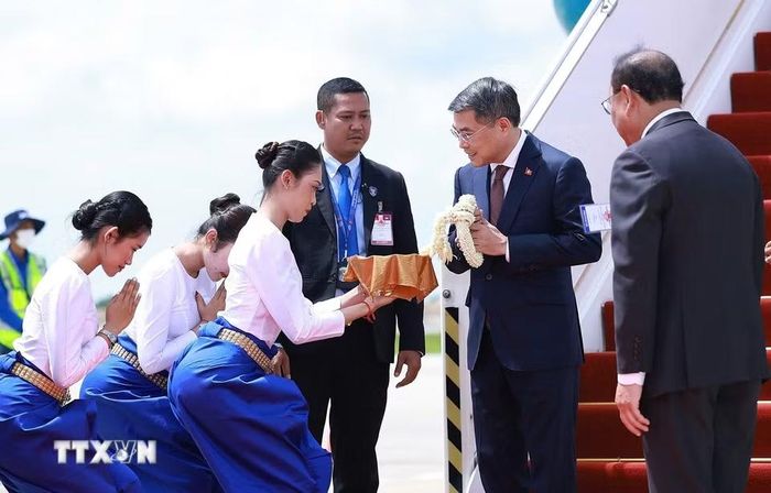 Nghi lễ đón Thủ tướng Lê Minh Hưng tại sân bay quốc tế Techo, Phnom Penh. (Ảnh: Dương Giang/TTXVN)