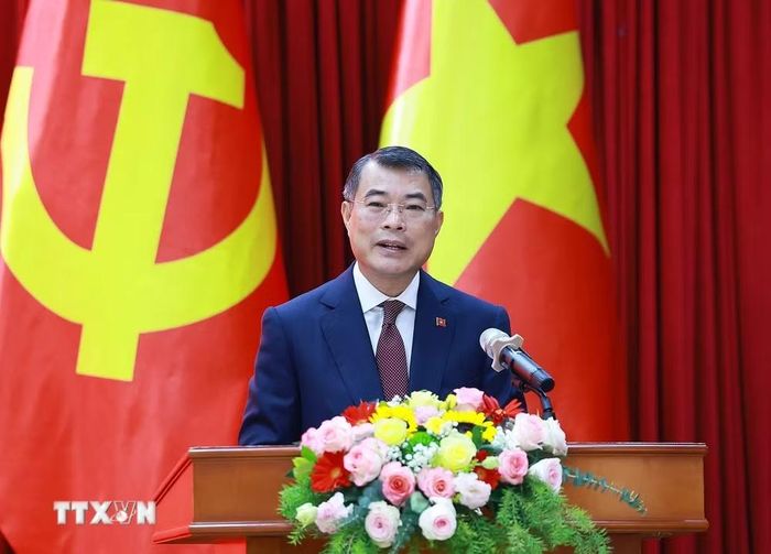 Thủ tướng Lê Minh Hưng phát biểu tại buổi gặp cán bộ, nhân viên Đại sứ quán và cộng đồng người Việt Nam tại Lào. (Ảnh: Dương Giang/TTXVN)